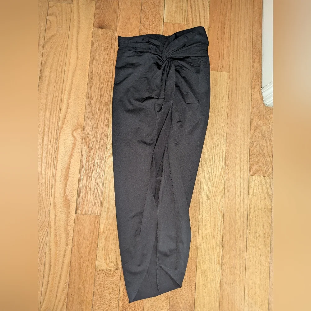 B3. NWT SKIMS SWIM SARONG SKIRT IN ONYX